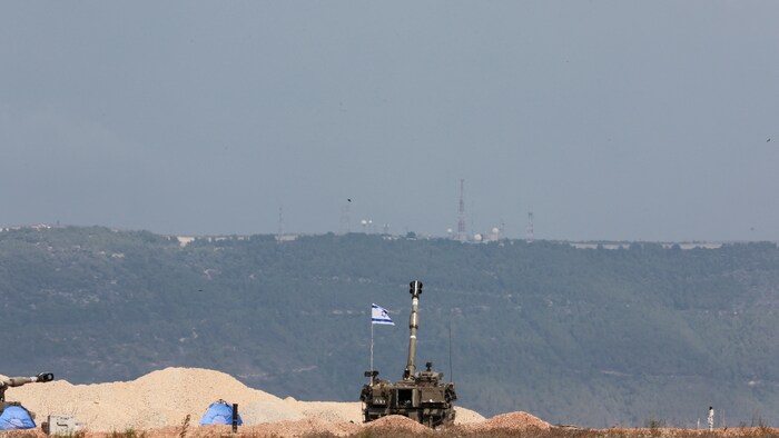 Un tank sur lequel se trouve un drapeau israélien.