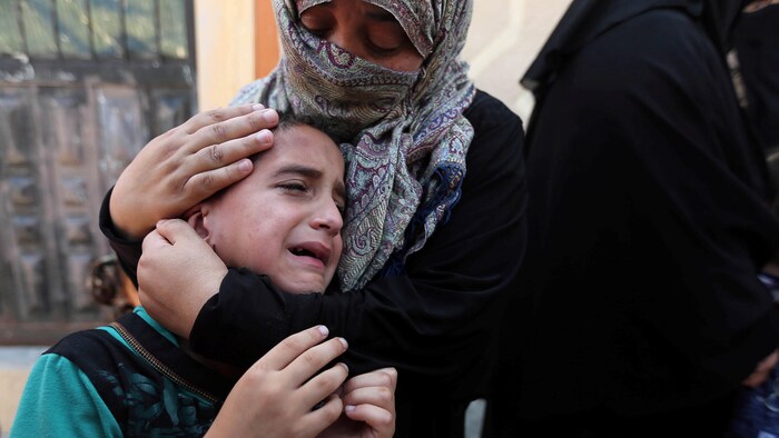 Les proches d'un Palestinien qui a perdu la vie lors de frappes aériennes menées par Israël pleurent sa mort. En tout, quatre Palestiniens ont été tués lors de ces frappes.
