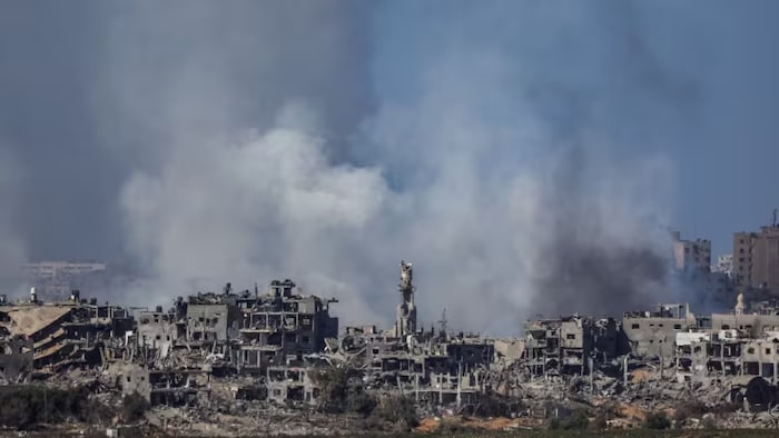 الدخان يتصاعد اليوم في سماء غزة كما يظهر من جنوب إسرائيل، وسط الصراع المستمر بين إسرائيل وحركة حماس.