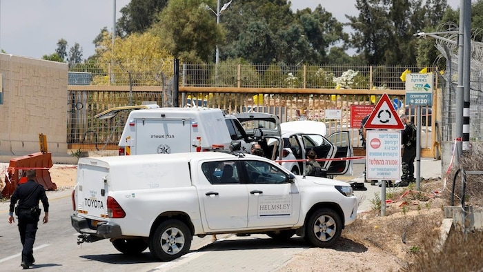 مسؤولون إسرائيليون يعملون في موقع محاولة تنفيذ هجوم طعن، وتقول الشرطة الإسرائيلية إن مواطنا كنديا نفذه في نتيف هعسراه في إسرائيل اليوم الاثنين.
