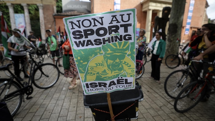 Une pancarte sur laquelle on peut lire «Non au sportswashing, Israël hors du Tour», le 12 juillet 2025.