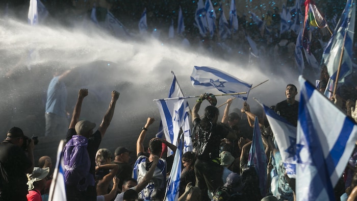 Quelque 20 000 manifestants antigouvernementaux sont partis de Tel-Aviv et ont convergé vers Jérusalem devant le parlement. 