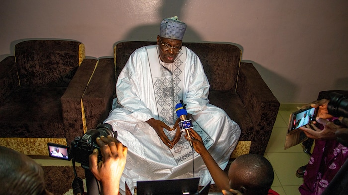 Assis dans un fauteuil, Issa Tchiroma s'adresse à la presse.