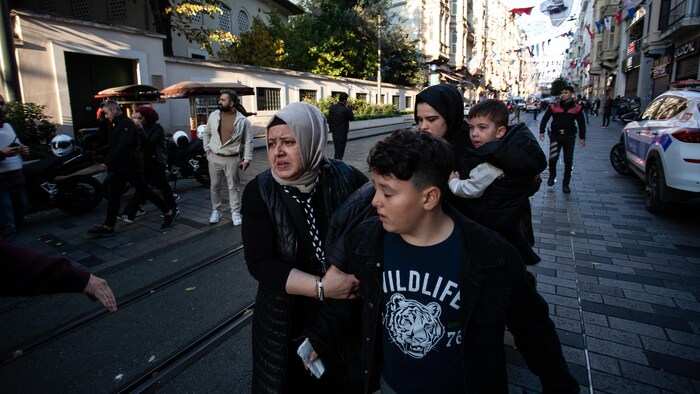 Deux femmes et deux enfants inquiets après l’explosion à Istanbul.