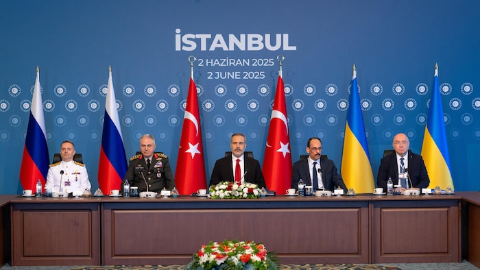 Sur cette image fournie par le ministère turc des Affaires étrangères, des membres des délégations ukrainienne et russe assistent à des pourparlers de paix présidés par le ministre turc des Affaires étrangères, Hakan Fidan, le 2 juin 2025 au palais de Ciragan à Istanbul, en Turquie. Fidan est entouré du chef de l'état-major général turc, le général Metin Gürak.
