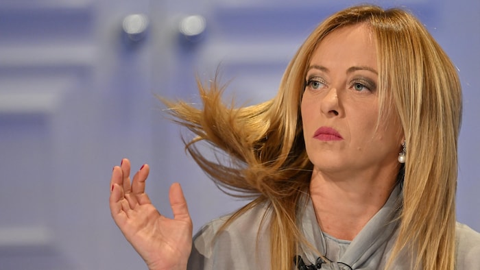 La dirigeante du parti d'extrême droite italien Fratelli d'Italia (Frères d'Italie), Giorgia Meloni, sur un plateau de la Rai en Italie.