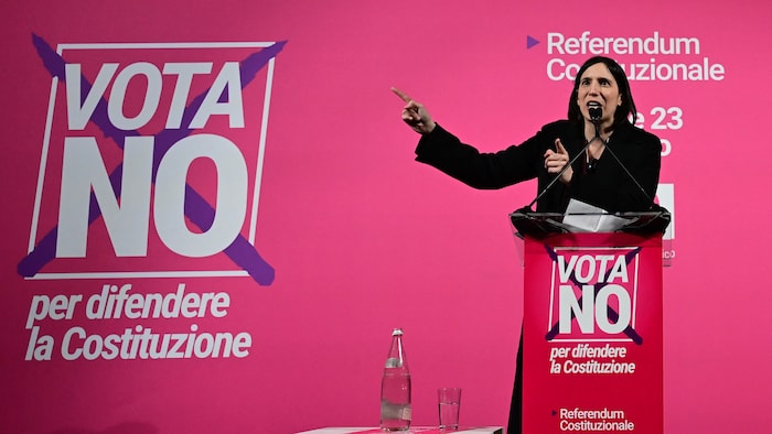 Elly Schlein, secrétaire du Parti démocrate italien, prend la parole lors d'un meeting de campagne en faveur du non à l'approche du référendum italien sur la réforme de la justice, à Milan.