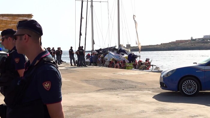 Un Navire Transportant Des Migrants A Accosté En Italie Malgré L ...