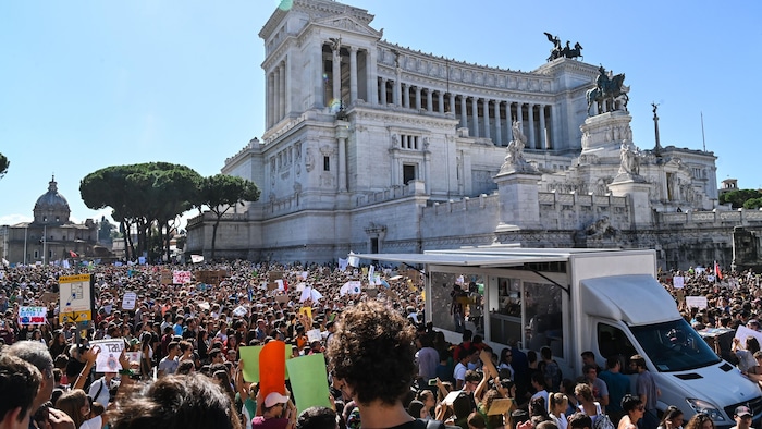 Des milliers de manifestants à Rome. 