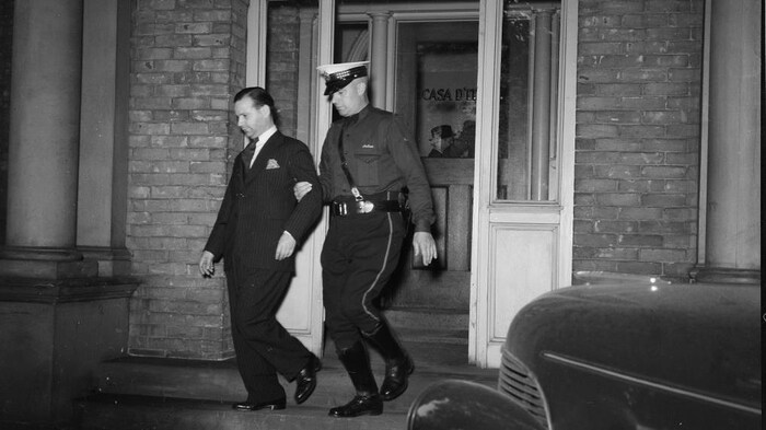 Un policía canadiense arresta a una persona en 1940.