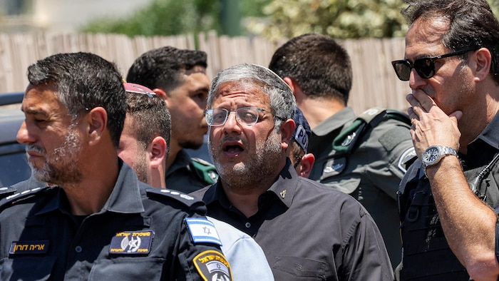 Itamar Ben Gvir entouré de plusieurs policiers.