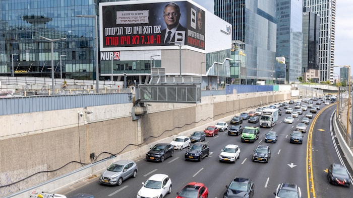 Un panneau d'affichage électoral à l'effigie d'Itamar Ben-Gvir, ministre israélien d'extrême droite de la Sécurité nationale, surplombant une autoroute à Tel-Aviv, sur lequel on peut lire en hébreu : « S'il avait été ministre de la Défense, le 7 octobre ne se serait pas produit ».