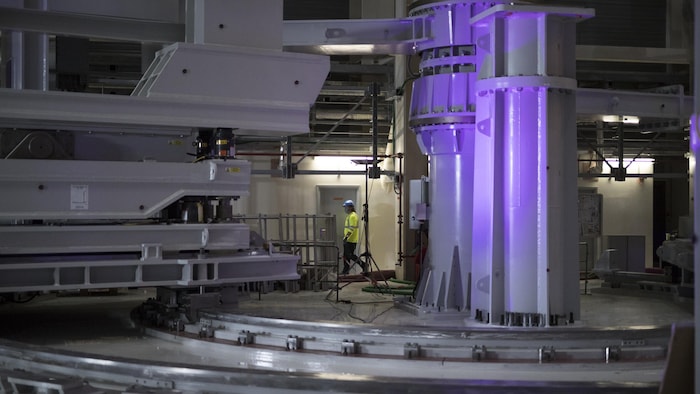 Un ouvrier passe devant des outils dans le hall d'assemblage d'ITER à Saint-Paul-Lez-Durance, dans le sud de la France, le mardi 28 juillet 2020.
