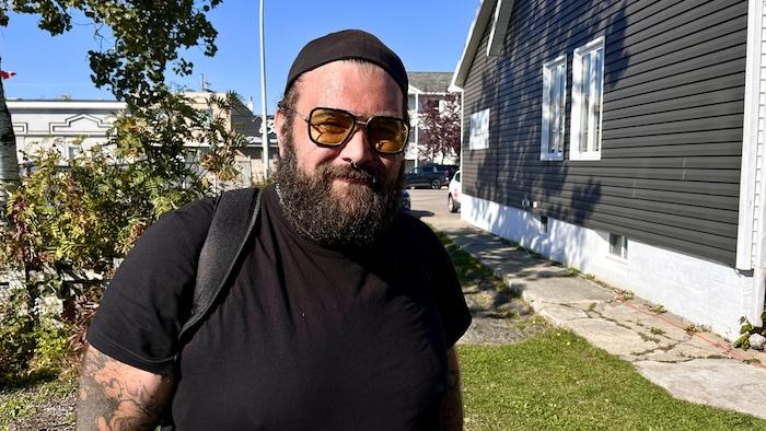 Yan Lacombe sourit devant la caméra.