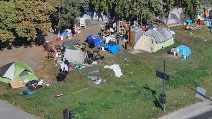 Un campement pour personnes itinérantes. 