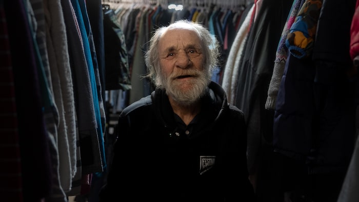 Un homme dans une friperie.
