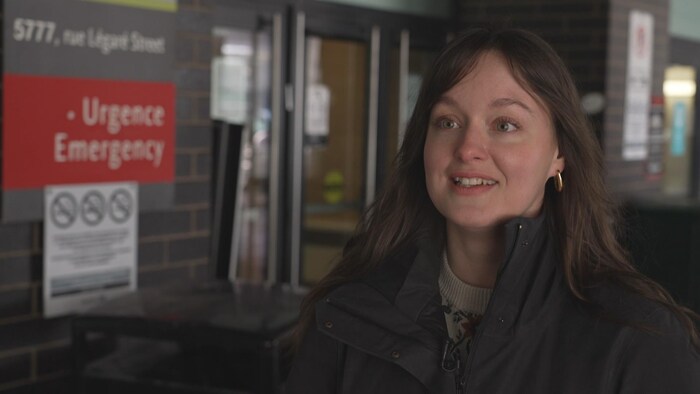 une femme devant une urgence