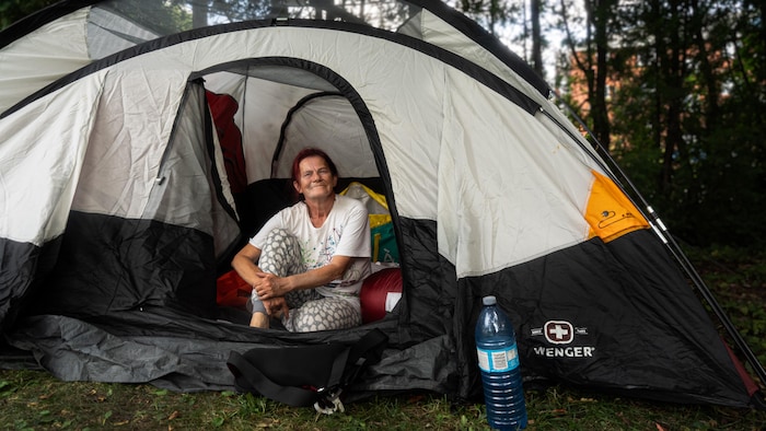 Une personne dans une tente.