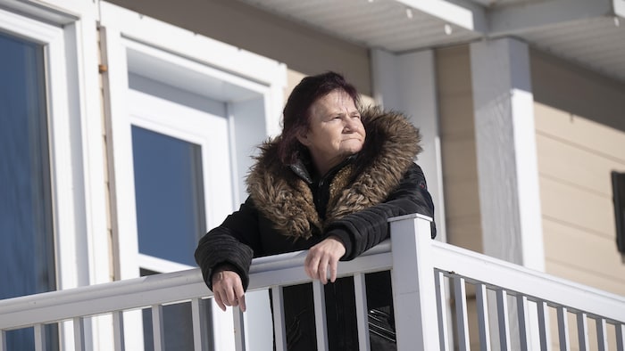 Une femme sur son balcon.