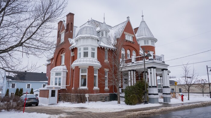 Une maison ancestrale en briques rouges.