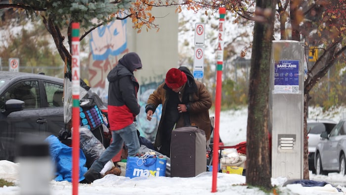 Des personnes en situation d'itinérance au centre-ville de Québec.