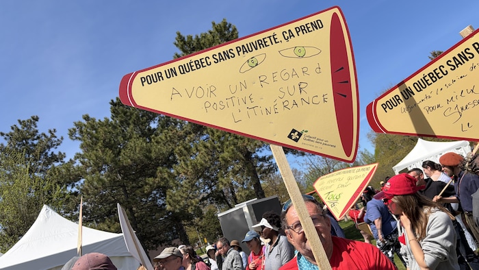 avoir un regard positive (sic) sur l'itinérance". Des yeux sont dessinés près de la phrase.