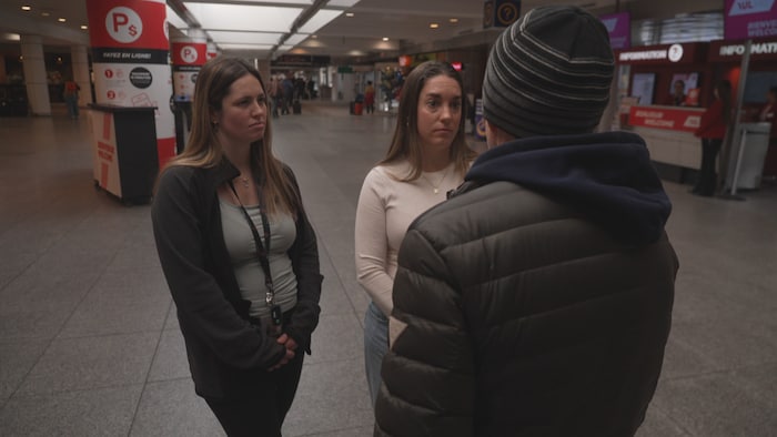 Jack en entrevue, de dos, avec Radio-Canada. Il est accompagné de Kim Bouchard-Chayer.