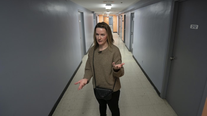 une gestionnaire dans un corridor