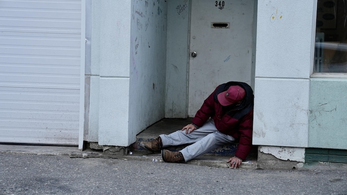 Un homme est désemparé.