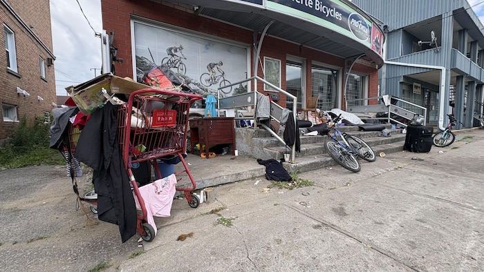 Des biens et du matériel laissés devant un commerce.