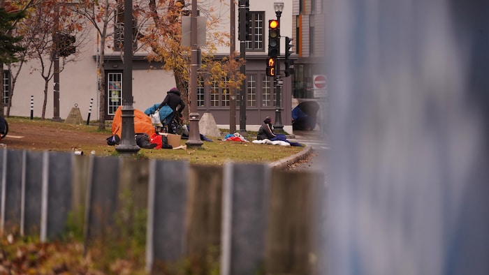 Des itinérants installés au Carré Lépine, dans le centre-ville de Québec.