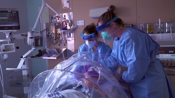 Deux infirmières lors d'une simulation de traitement d'un patient atteint de la COVID-19 à Québec.