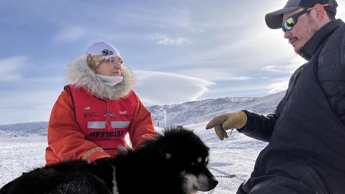 Une femme et un homme avec un chien durant la course Ivakkak, au Nunavik, mars 2023.