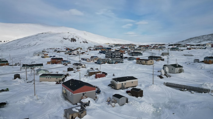 Le village de Kangiqsujuaq sous la neige, en mars 2023. 