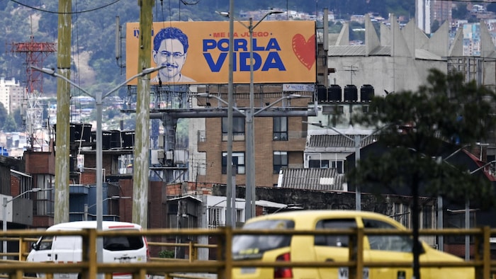 Un panneau publicitaire fait la promotion du candidat Iván Cepeda à Bogota.