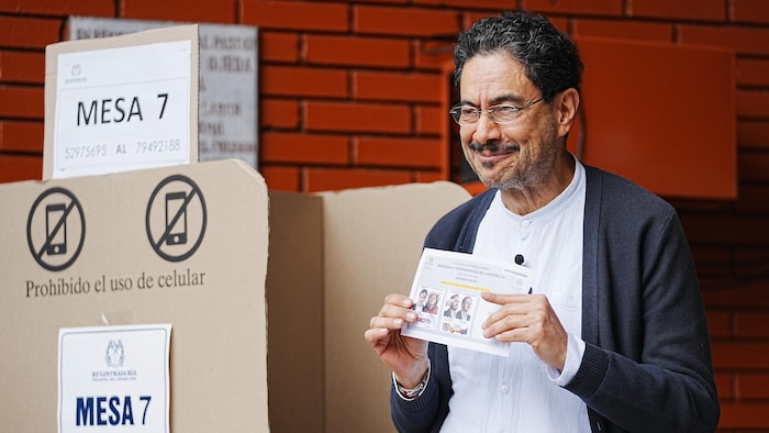 Iván Cepeda, candidat du parti Pacto Histórico, montre son bulletin de vote lors du second tour de l'élection présidentielle de 2026 en Colombie, le 21 juin 2026 à Bogotá.