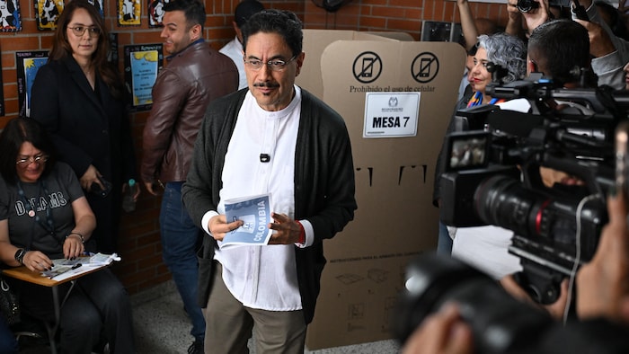 Iván Cepeda tient son bulletin de vote dans ses mains.