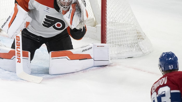 Il prend lad   lancer du côté gauche du but.