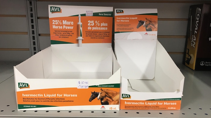 Une boîte vide d'ivermectine liquide pour cheval sur une étagère.