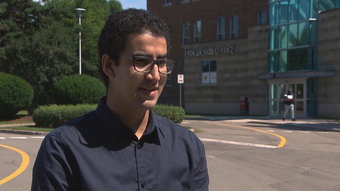Jaber Najim en entrevue sur le campus de l'Université de Moncton.
