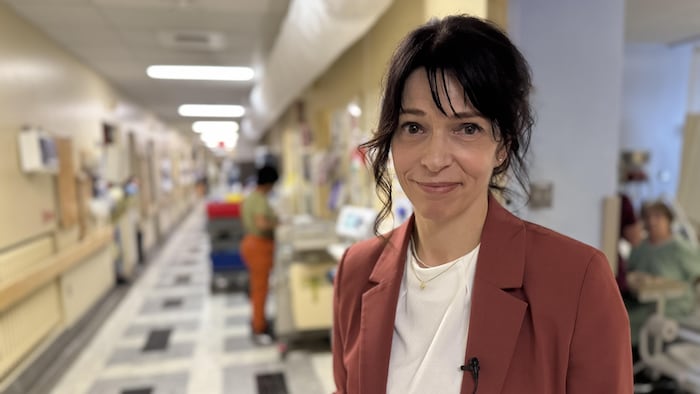 La PDG adjointe du CIUSSS de la Mauricie-et-du-Centre-du-Québec, Jacinthe Cloutier, dans un corridor de l'hôpital Sainte-Croix, à Drummondville.