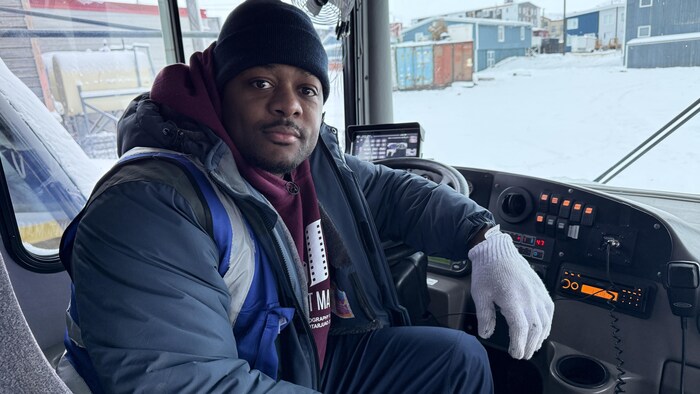 Jacinto Marques derrière le volant d'un autobus.