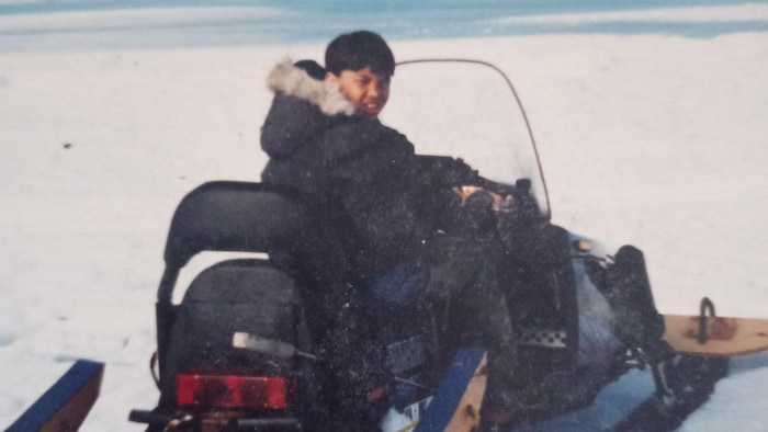 Un garçon sur une motoneige.
