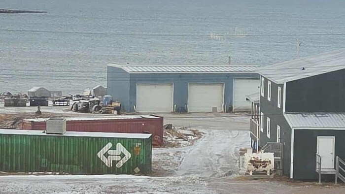 Une photo de bâtiments près de la baie Frobisher.