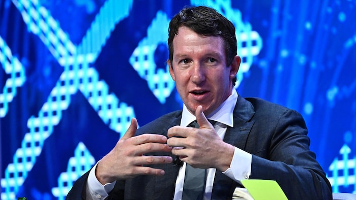 Jack Clark, cofondateur et responsable des activités d'intérêt public chez Anthropic, lors de la table ronde intitulée « L'IA et l'économie mondiale : du risque à l'opportunité », organisée dans le cadre des assemblées annuelles du Fonds monétaire international (FMI) et du Groupe de la Banque mondiale (GBM) au Centre national de congrès Queen Sirikit (QSNCC) à Bangkok, le 16 octobre 2026.
