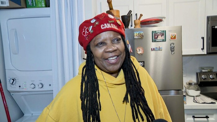 Jacki Julien dans sa cuisine.