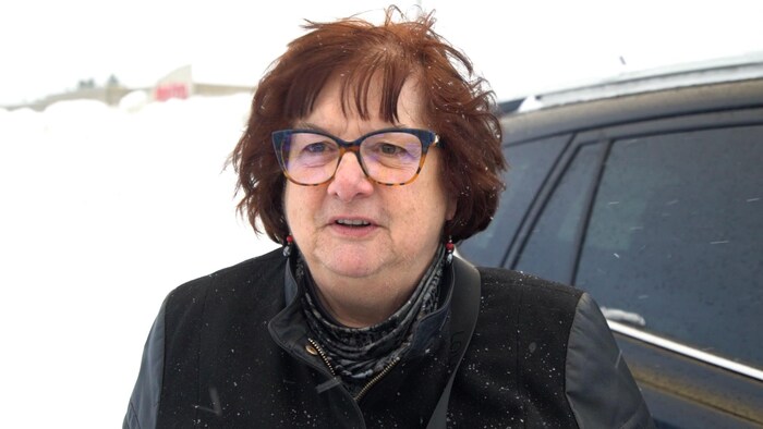 Portrait de Jackie Giroux à l'avant d'une banque de neige.