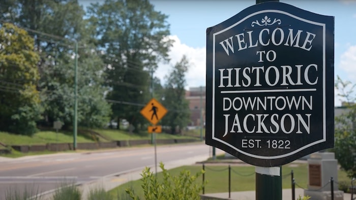 Un panneau indiquant l'entrée du centre-ville de Jackson dans le Tennessee.