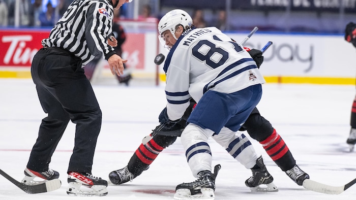 Jacob Mathieu lors d'une mise au jeu. 