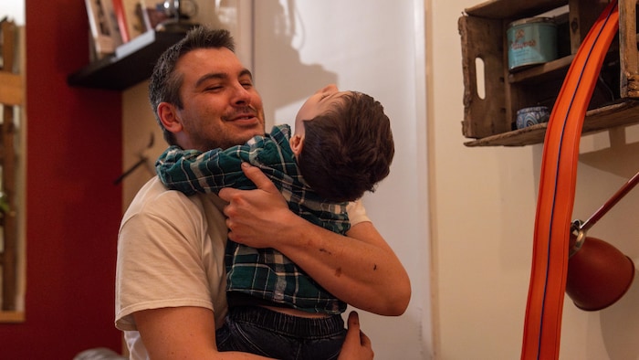 Le petit Jacob, dans les bras de son père.